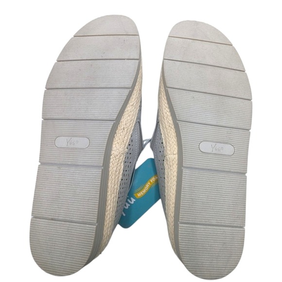 Yuu Womens Lacey Slip-On Light Gray Shoes Size 10 New Tags Memory Foam Loafers - Picture 4 of 6